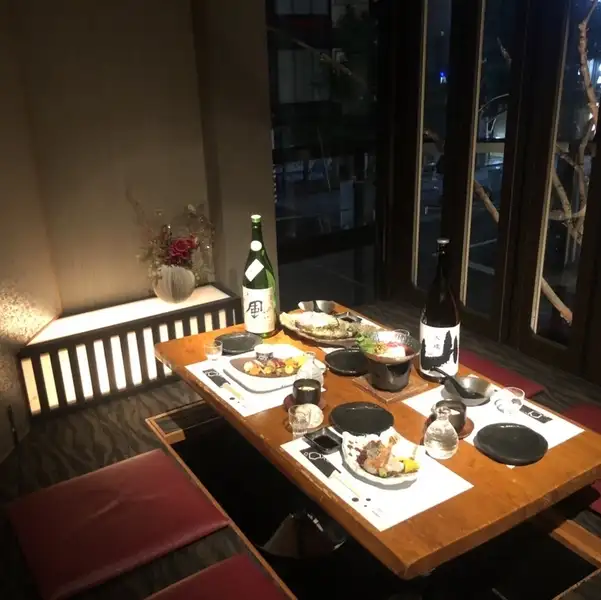 和モダンなお席、大人デートでお楽しみ頂けるようなお席等様々なシーンでお使いできる席タイプを多数ご用意致しており、お客様だけの特別な空間でしっかりとした職人が作る創作料理各種をお楽しみください。