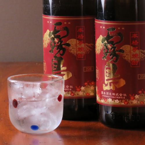 お好みの串とお酒を一緒に楽しむ。単品飲み放題もあり。