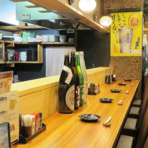 6名様までご利用頂けるカウンター席！1人でも立ち寄りやすい落ち着いた店内なので、仕事帰りに1人でふらっと立ち寄れる♪なじみやすい雰囲気の店内は、ついつい時間が経つのを忘れてしまいそう。ゆったり寛げる店内で香ばしく焼き上げた焼き鳥に舌鼓。デート利用にもお勧めのお席です。