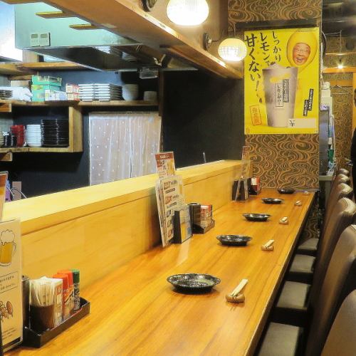 Counter seats where you can enjoy watching the food being prepared right in front of you! Accommodates up to 6 people!When you want to have a quick drink on your way home from work, enjoy freshly made yakitori and sake at the counter seat.