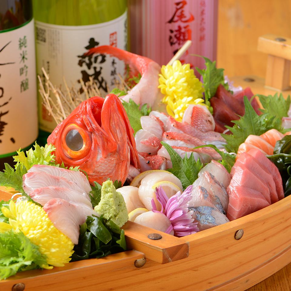 许多使用时令鲜鱼制成的生鱼片海鲜菜肴非常受顾客欢迎！