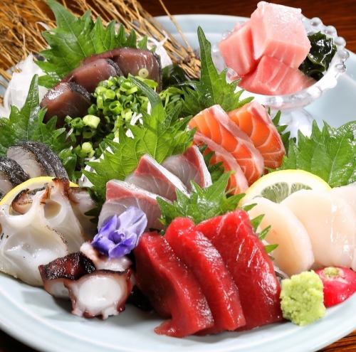 We offer fresh seafood! [Various sashimi]