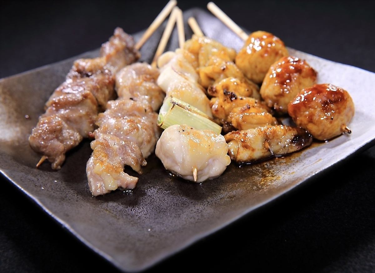 大人気!鮮度自慢の焼き鳥は丁寧に焼き上げ炭火が香る極上の一品!