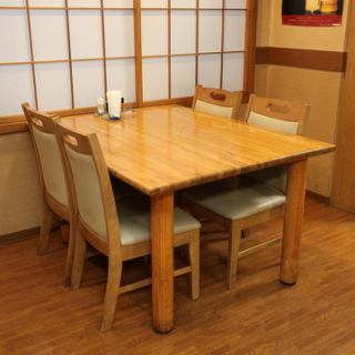 一张可供四人就餐的桌子