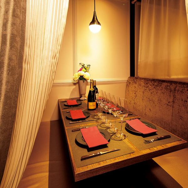 【私人房間的生日驚喜】 設計師以輕鬆的氛圍為設計理念，設計出完全私人的房間，可用於多種用途。我們的工作人員將引導您找到適合您需求的座位，以便我們滿足您的各種要求。您可以按照自己的步調享用餐點。