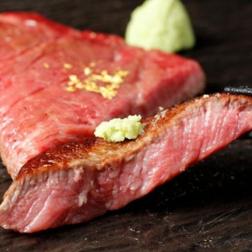 我們提供使用精選牛肉製作的豐富菜餚