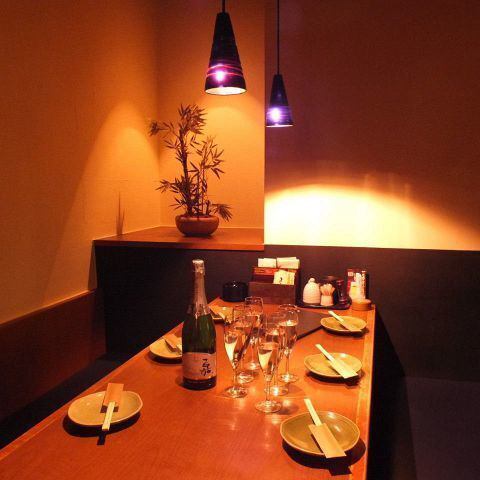 단체에서 안심의 넓은 개인실 공간을 준비하고 있습니다.번방 특유의 나무의 따뜻함에 싸인 차분한 분위기의 개인실 공간은 최대 90 명까지 대응.단체님의 연회에 최적인 연회 코스는 예산에 맞추어 3,500엔부터 각종 준비하고 있습니다.최대 3시간의 음료 무제한으로 총 100종의 라인업에서 주문하실 수 있습니다.