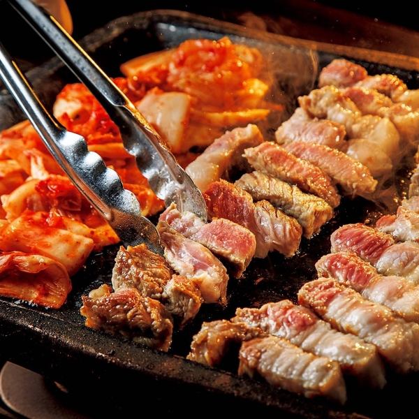 삼겹살, 고기 스시, 엄선 쇠고기 스테이크 등 총 150종을 아낌없이 드실 수 있습니다.