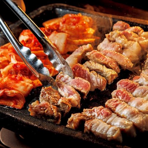 尽情享用无限量供应的美食和饮品,包括150种奢华菜品,例如烤五花肉、肉寿司和精心挑选的牛排。