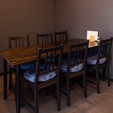 【ゆったり◎グループ向けテーブル席】広々とした6名掛けのテーブル席は、グループでのご利用に最適です。こちらもモダンでシックな内装で統一されており、落ち着いた雰囲気の中で会話と食事を楽しめます。友人との飲み会や、家族での食事など、様々なシーンでご利用いただけます。