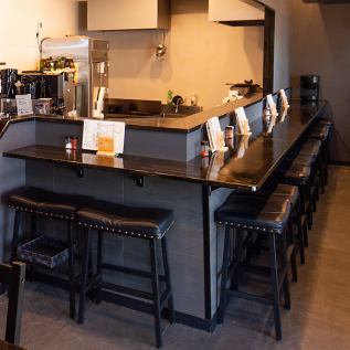 素敵なインテリアとおいしい食事を同時に◎暗めの照明が照らすシックな店内は、洗練されたインテリアが魅力です♪こだわりの焼鳥と共に、五感で味わう贅沢な時間をお過ごしいただけます。