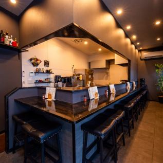 おひとり様も大歓迎◎くつろぎのカウンター席♪お一人様でも気兼ねなく過ごせるカウンター席を10席ご用意しております◎落ち着いた雰囲気の中で、自分だけの時間をゆったりと過ごしながら、こだわりの焼鳥を味わうことができます。