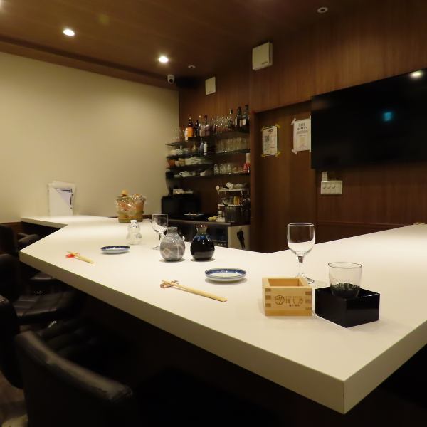 カウンター席のみの落ち着いた雰囲気のお店です。貸切など、お気軽にご相談ください。