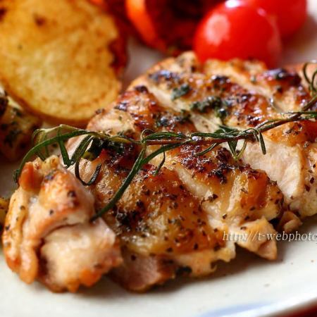 Grilled Daisen chicken with rosemary aroma