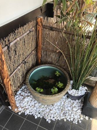 Energetic killifish and goldfish greet you at the entrance of the store♪ It's also a place of relaxation for the owner who loves fish.