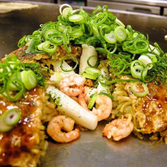 Okonomimura 3F 的背面。請盡情享用講究食材和烤法的美食吧！