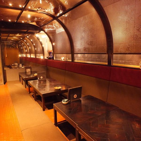 足を下ろして座れる掘りごたつ席は、楽な姿勢でくつろげる大人の空間です。心地よい雰囲気の中で、友人や大切な人とゆったりとした時間を過ごすことができます。掘りごたつの温もりが心を和ませ、リラックスしたひとときを演出します。旬の料理とお酒を楽しみながら、日常の喧騒を忘れ、贅沢な時間をお楽しみください☆