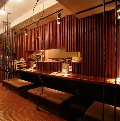 ターキー食堂の隠れた人気席のカウンターでは、ゆったりと会話を楽しみながら創作料理を味わえます。気さくな店主との会話も弾み、リラックスした雰囲気の中で特別なひとときを過ごせます。一品一品にこだわりが詰まった料理を楽しみながら、友人や大切な人と居心地の良い空間で、心温まる料理と会話をご堪能ください♪