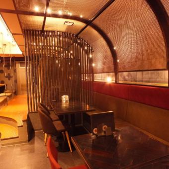 【友人との飲み会に】おしゃれな店内は、友人との気軽な飲み会に最適な場所です。全席喫煙可能で、タバコを楽しむ方も安心して利用できるのが嬉しいポイント。リラックスした雰囲気の中で、心ゆくまで美味しい料理と飲み物を味わいながら、楽しい会話を交わすことができます。素敵な時間を大切な友人と共にお過ごし下さい。