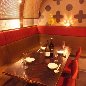 【特別な日に素敵な場所で】温かみのある照明が心地よい店内で、こだわりの料理とお酒を楽しむことができます。記念日などの特別な日に、大切な人と素敵な時間を過ごしながら、思い出に残るひとときを演出します。落ち着いた雰囲気の中で、心温まる美味しい料理と共に、記憶に残る素敵な時間をお過ごし下さい。