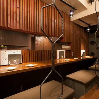 【会社帰りのサク飲みに】最寄駅から徒歩圏内にある当店は、仕事帰りに気軽に立ち寄れる場所です。お一人様で来店しても、店員との会話や周囲のお客さんとの交流を楽しむことができます。リラックスしてゆっくり楽しめる大人の雰囲気で、デートにもぴったりです。落ち着いた空間で、特別なひとときをお過ごしください。