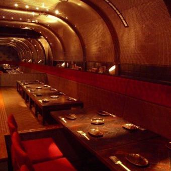 【パーティーやイベントに】おしゃれな空間での貸切は、二次会や特別なイベントに一体感と特別感を与えることができます。スタッフがしっかりサポートいたしますので、安心してお楽しみいただけます。大切な人たちと共に、思い出に残る素敵なひとときを演出し、特別な時間をお過ごし下さい。心に残るイベントを実現します。