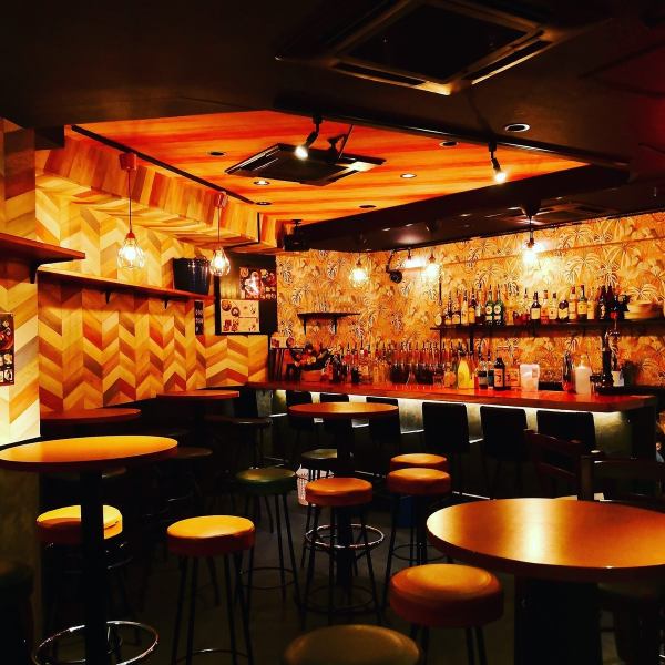 【テーブル】バーなのにゆったり座れる店内はパーティー＆宴会にもぴったり☆2時間飲放付4品1980円♪