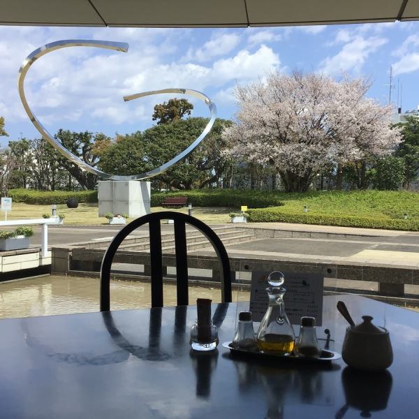 [Scenery from the store] Mountain cherry blossoms in spring, azaleas after spring, roses in early summer, and mountain cherry trees turn red in autumn, so the view from one glass window changes depending on the season.A space where you can relax and forget about time while watching "moving objects".