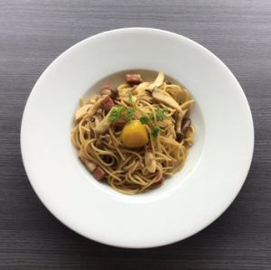 Peperoncino with three kinds of mushrooms and hot-cut bacon, butter and soy sauce flavor
