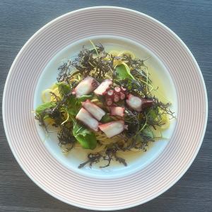 Octopus and red mizuna salad pasta