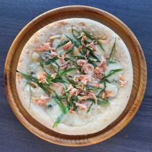 Sakura shrimp and green onion pizza