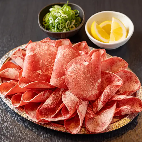 【圧倒的な柔らかさとボリューム】見た目も華やかで大人気の一皿！極上の質・食感の「花咲塩タン」