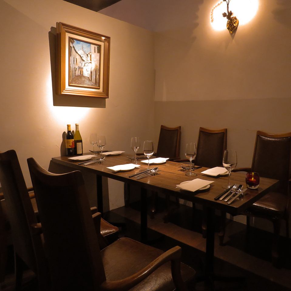 We have private rooms available for 2 people or more. Please make your reservation early, even on weekdays.