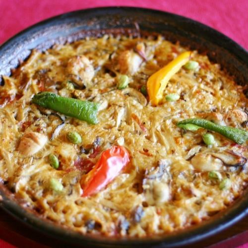 “广岛县宫岛市的牡蛎蘑菇海鲜饭”