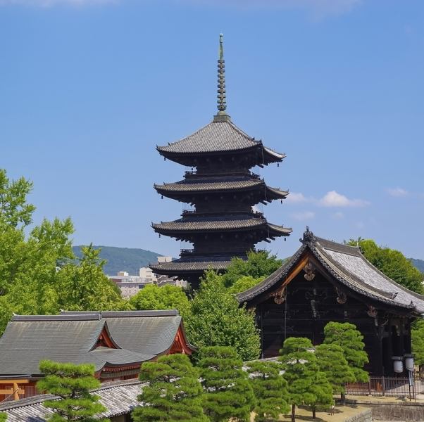 【観光の合間や日常のひと休みに気軽に立ち寄れます★】落ち着いた雰囲気の店内で、コーヒーと一緒にゆったりとした時間をお過ごしいただけます。お一人様でも入りやすく、ランチやカフェタイムはもちろん、ちょっとした休憩にもおすすめ！東寺散策の途中に、ほっと一息つける居心地の良い空間をご用意しています。