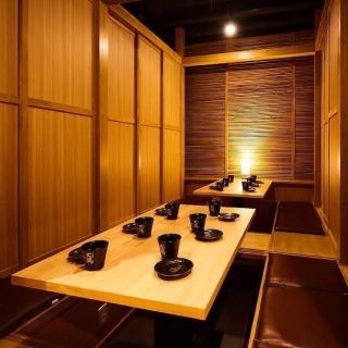 【大人向け扉付完全個室個室】特に内装にこだわり、木の温もりを感じられる落ち着いた雰囲気の空間作りをしております。個室居酒屋の中でも自信のある内装でお客様をおもてなし致します。女子会,合コンや接待などに最適な完全個室をお客様に合わせてご用意します。