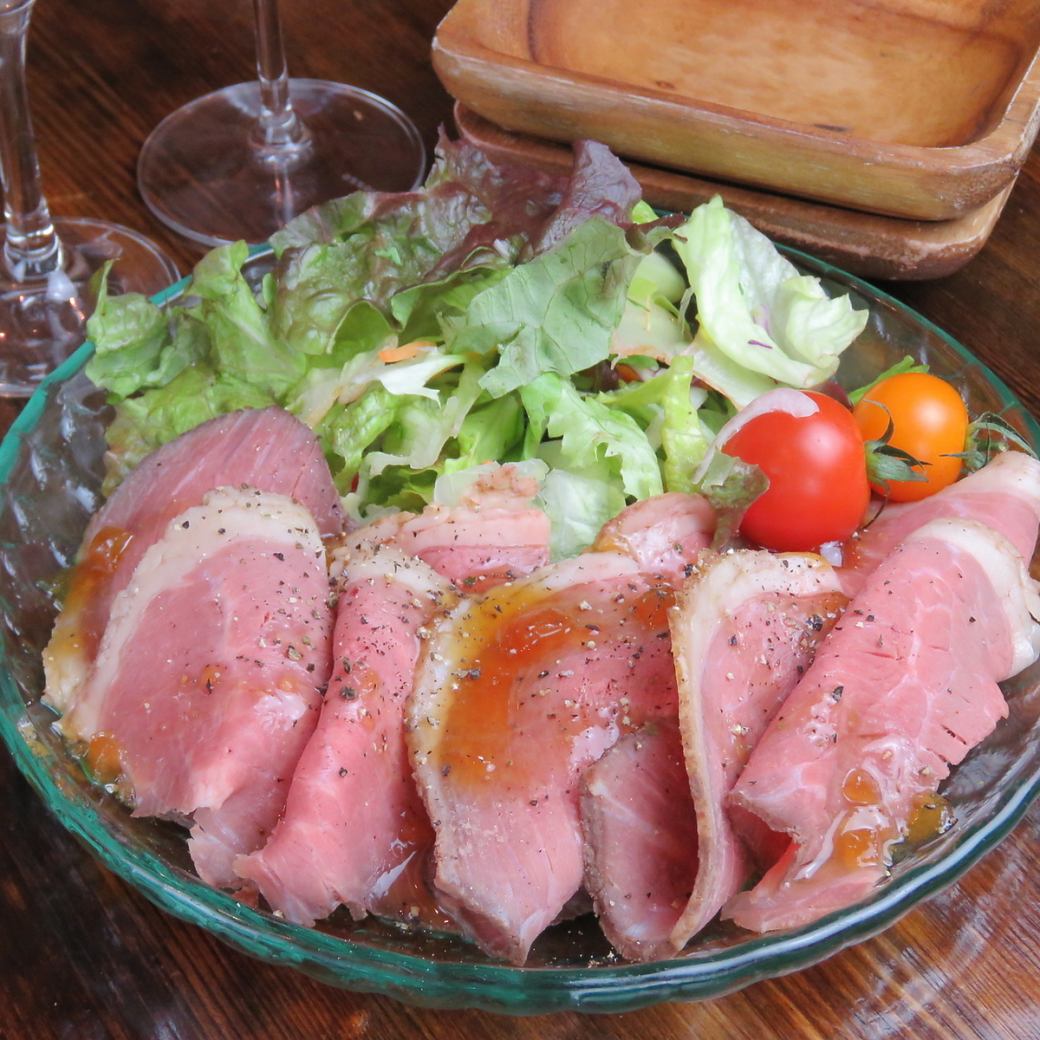 可以吃到肉吧獨有的肉類料理和炭火烤雞肉串