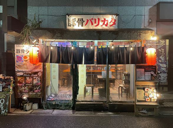 外観は完全なラーメン屋さんとなっております。そのまま入店してください。間違っていませんよ。ラーメン屋さんの奥がヤキトリバルのエリアとなっております。