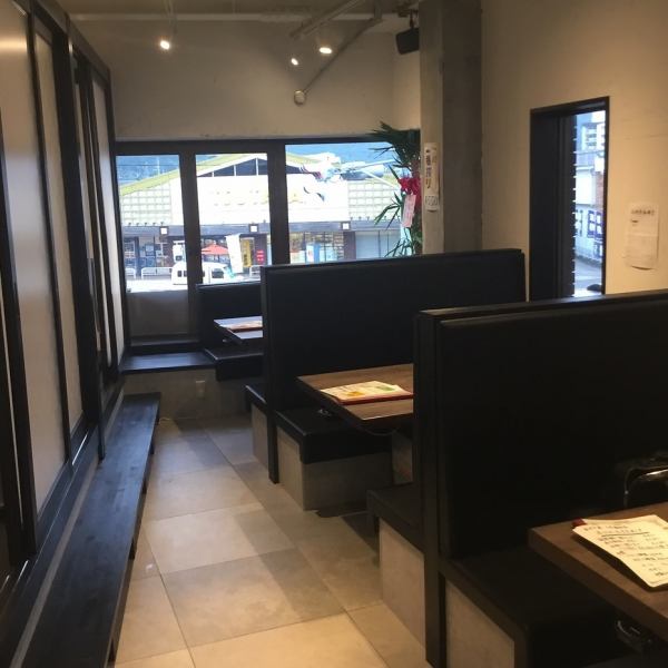 広々としたテーブル席も充実。