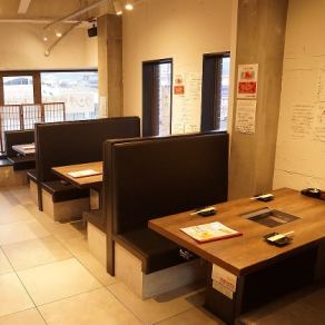 ゆっくりお寛ぎいただけるソファー席(4名様×2/6名様×1)をご用意しております。ご不明な点はお気軽にお問合せ下さい。