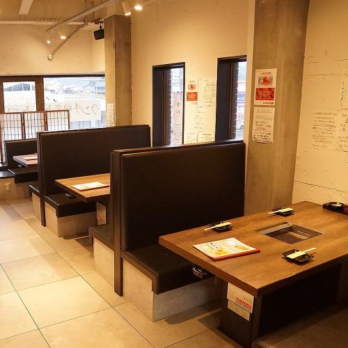 ゆっくりお寛ぎいただけるソファー席(4名様×2/6名様×1)をご用意しております。ご不明な点はお気軽にお問合せ下さい。