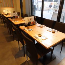 1階の4名様テーブル席になります。