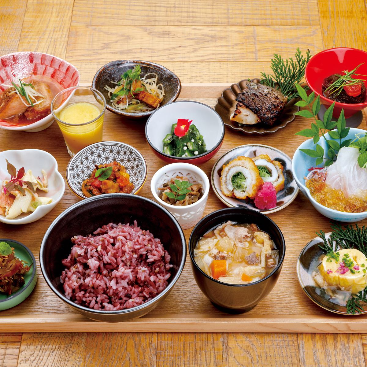 A set meal that is kind to the body with one soup and six side dishes♪