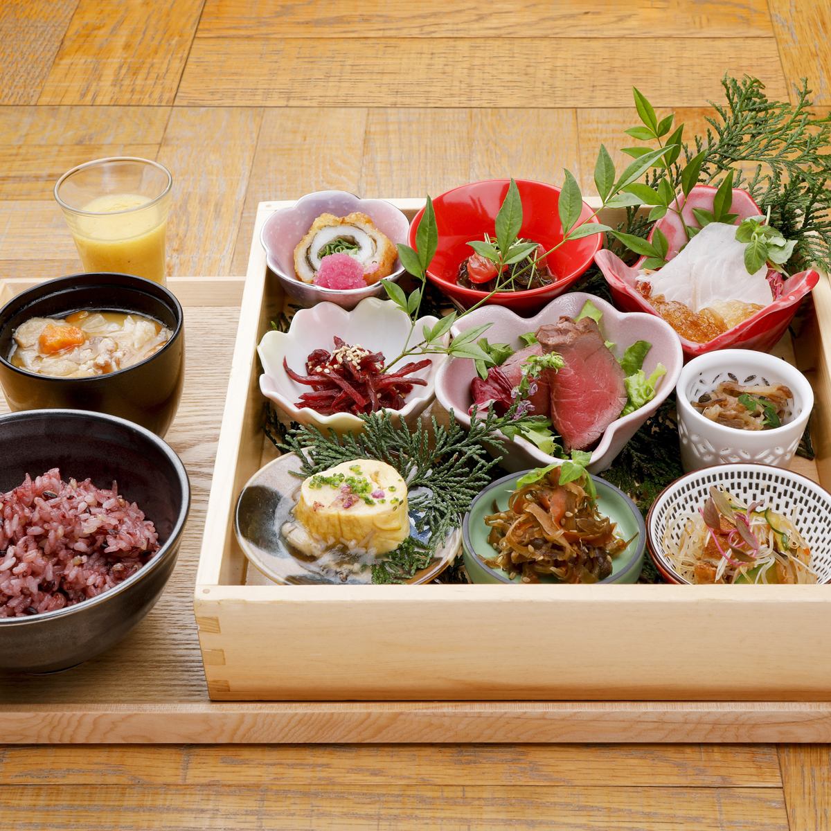 A set meal that is kind to the body with one soup and six side dishes♪