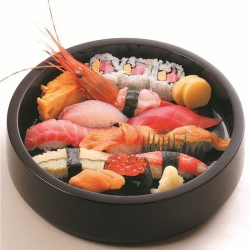 握壽司午餐還包括米飯碗。