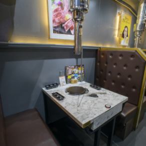 【4인용 테이블석×2탁】 스토브 첨부의 좌석은, 고기를 구워하면서 즐겁게 식사나 대화를 만끽하실 수 있습니다♪ 어린이 동반의 패밀리나 사이의 좋은 친구등에 추천인 4명 걸이석은, 좌석끼리의 여유도 적당히 쾌적한 좌석입니다.