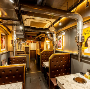 【一张可容纳8人的餐桌】即使您是多人聚餐，这张餐桌也可以拼在一起，方便您一起用餐。我们会根据宾客人数安排合适的座位！非常适合中等规模的聚会，例如与亲戚或同事的晚餐聚会。