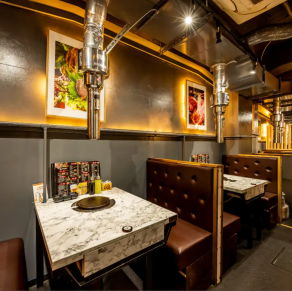 【1张可容纳18人的餐桌】这种餐桌可以拼桌，即使是大型团体也能一起享用。我们会根据您的宾客人数安排最合适的座位！即使是10人以上的团体也能围坐在同一张餐桌旁，在轻松的氛围中享用烤肉。