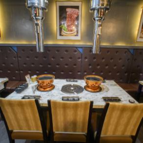 【3张6人桌】座位配备炉灶，您可以一边烧烤一边用餐聊天。这些座位既适合与家人朋友的私人聚餐，也适合各种商务宴会等商务场合。