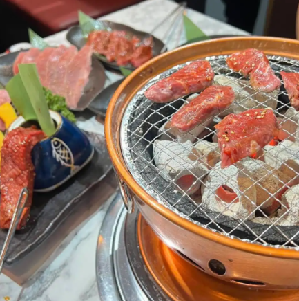 【學生專屬】100分鐘無限量暢吃暢飲，包括人氣招牌菜「坪系列」、鹹牛舌、50種牛肋排等，只需3000日元